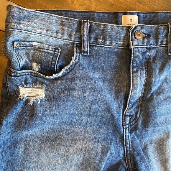Distressed Denim Shorts Madison light wash summer casual size 6 - Picture 2 of 7